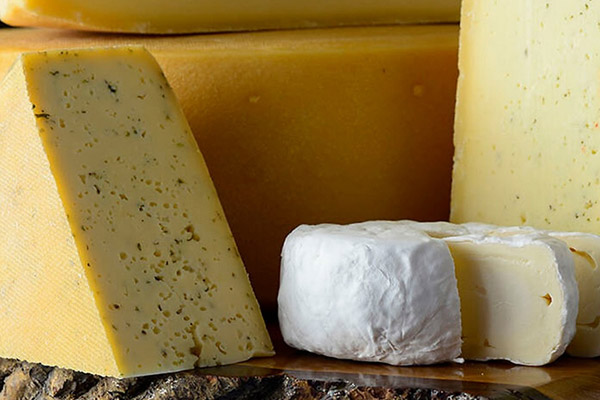 Verschiedene Sorten von Hofkäse