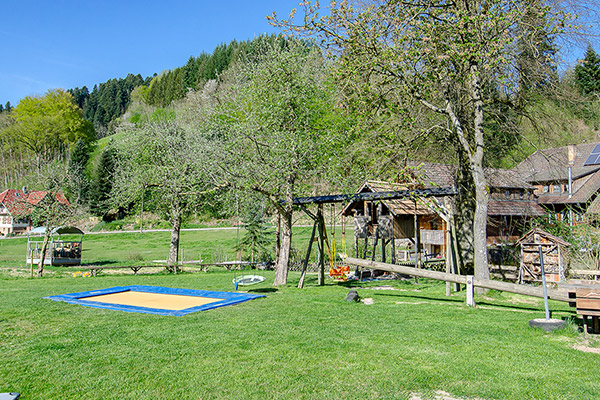 Spielplatz mit Trampolin