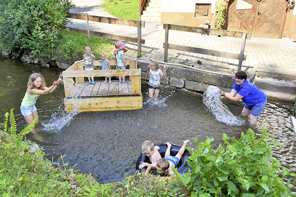 Spielen am Bach ist im Sommer besonders beliebt